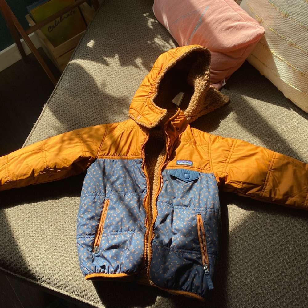 Reversible Winter patigonia unisex 5T jacket Excellent condition